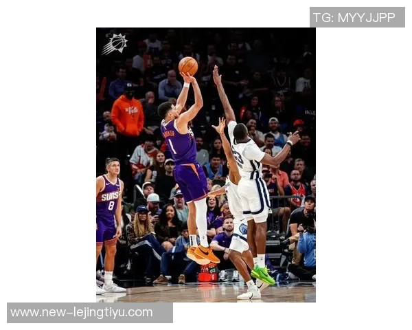 布克高效表现仅用26分钟砍下19分3助攻成为球队绿叶助力胜利